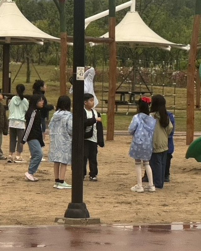 공원 놀이터에서 체육대회를 하는 아이들